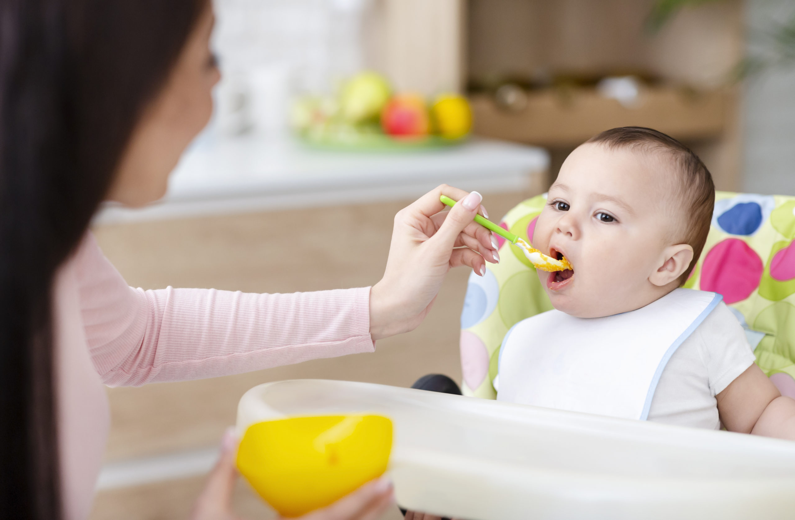 Cuándo y cómo introducir sólidos en la dieta del bebé